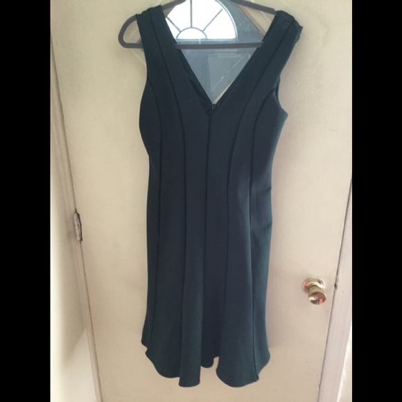 Sleeveless V neckline midi dress - Picture 7 of 7